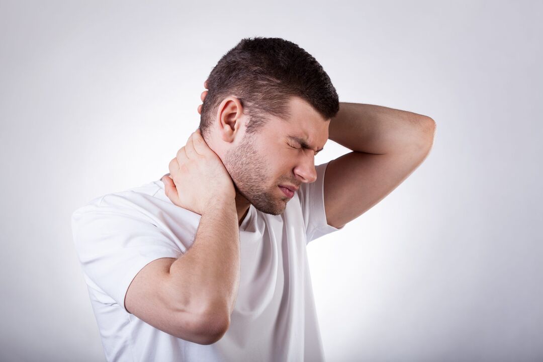Een man maakt zich zorgen over cervicale osteochondrose, waarvoor een complexe behandeling vereist is
