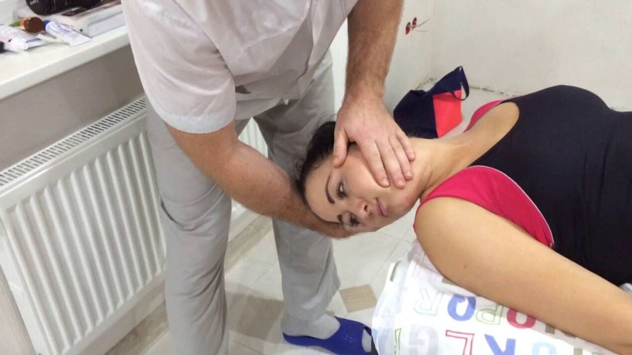 Manuele therapiesessies worden aanbevolen voor een patiënt met cervicale osteochondrose