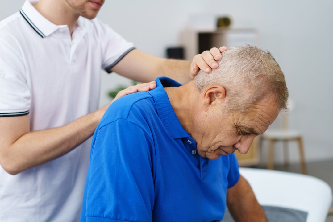 Therapeutische gymnastiek onder toezicht van een instructeur voor cervicale osteochondrose
